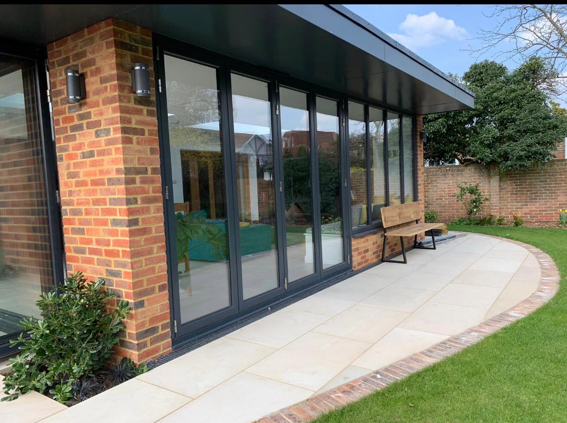 House%20with%20big%20windows%20and%20glass%20door